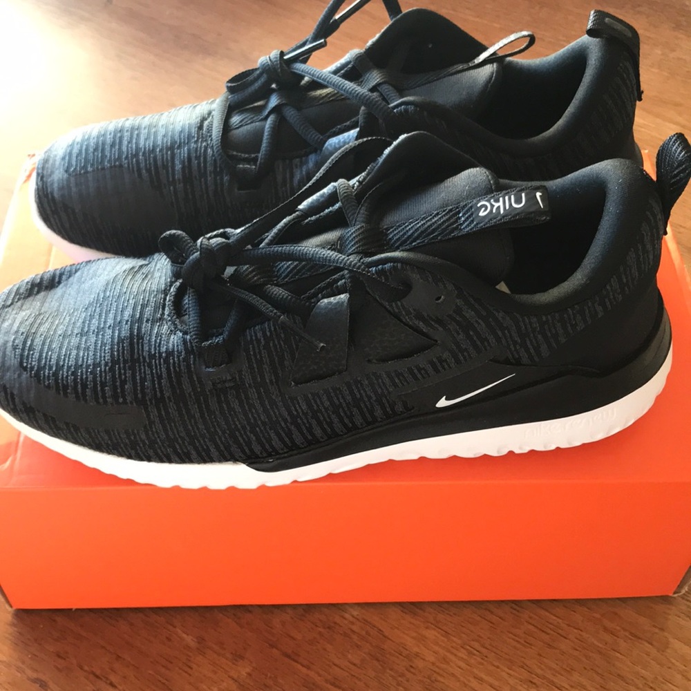 NIB Women’s Nike Renew Arena - Picture 3 of 5